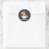 Coffeebara Cute Capybara Coffee Cup Funny Pun ラウンドシール (バッグ)