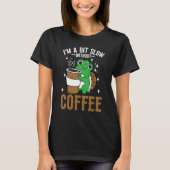 Coffeeholic Caffeine  Cute Turtle Coffee Lifestyle Tシャツ (正面)
