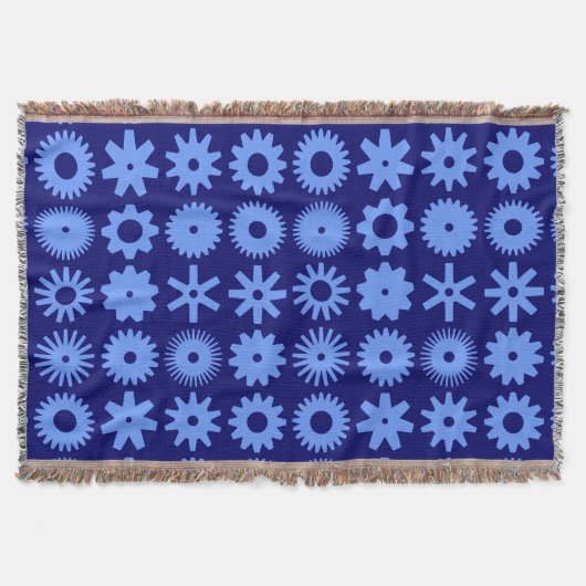 Cogs – ベビーブルーon深いネイビー スローブランケット (正面)