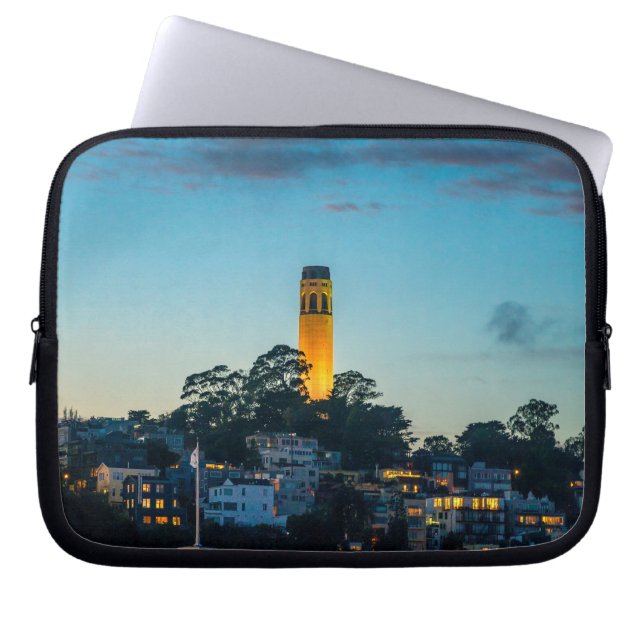Coit Tower San Francisco – Skyline Photography Art ラップトップスリーブ (正面)