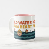 Cold Water Warm Heart – Funny Wild Swimmer Design ツートーンマグカップ (正面左)