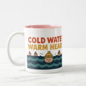 Cold Water Warm Heart – Funny Wild Swimmer Design ツートーンマグカップ (左)