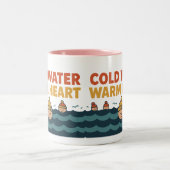 Cold Water Warm Heart – Funny Wild Swimmer Design ツートーンマグカップ (中央)