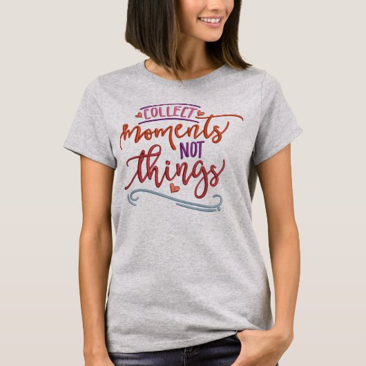 Collect Moments Not Things刺繍効果 Tシャツ (正面)