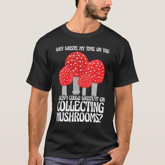 Collecting Mushrooms Mushroom Hunting Tシャツ (正面)