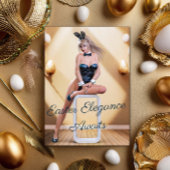 イースターバニーの女の子がラウンドエッジキューブに座って マウスパッド