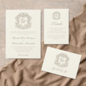 Elegant Ivory Monogram Crest Vintage Wedding ワインラベル (この独立クリエイターのコレクションをカスタマイズ。)