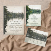 穏やかな素朴な湖の常緑樹の反射 招待状 (この独立クリエイターのコレクションをカスタマイズ。)