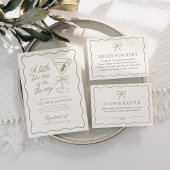 Tiniの1つはMartiniの赤ちゃんシャワーの途中にある ペーパープレート