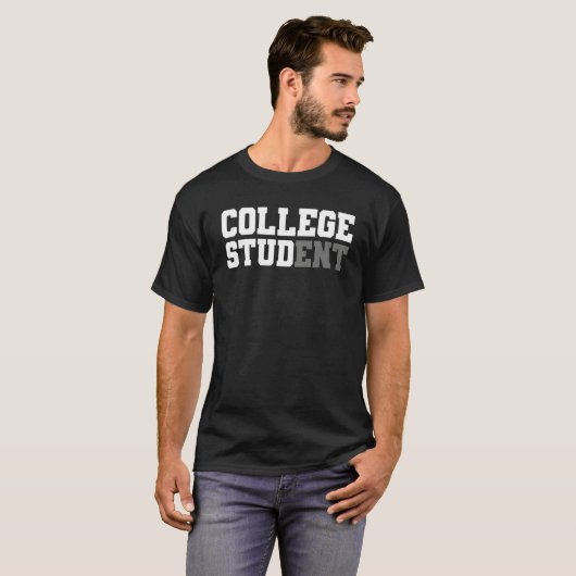 College Student Stud Funny College Apparel Student Tシャツ (正面フル)
