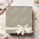 Color 無地の Linen Beige – ミスター・アンド・ミセス・結婚式の引き出物 ラッピングペーパー<br><div class="desc">シックなフォントを持つ美しい色は、披露宴の好意のための声明の部分を作る。これは披露宴やアニバーサリーパーティーに最適だ。すべての文字と写真をカスタマイズ最初に置き換える際に、アイテムを簡単に置き換えることができる。このボもしタンでクリックは、アートを調整する必要がカスタマイズある。動かせたりデザインを変えたりできるフォントのまわりにエリアへ！</div>