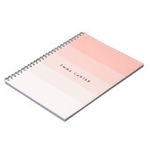 Colorblock水平赤面ピンクストライプ色モノグラム ノートブック (左側)
