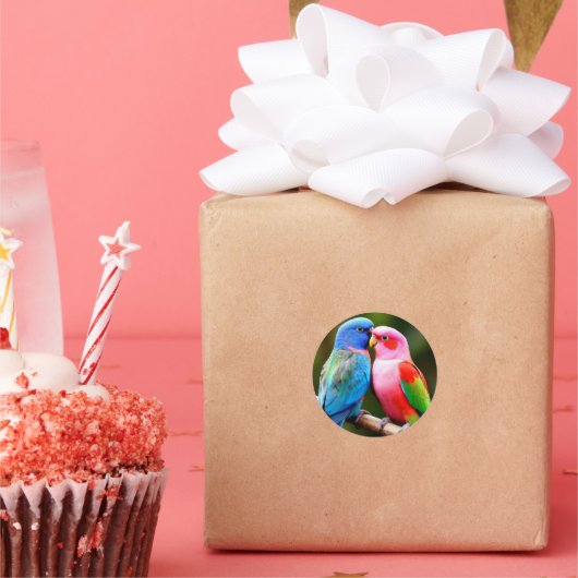 Colored Parrots Perched Together ラウンドシール (パーティー)