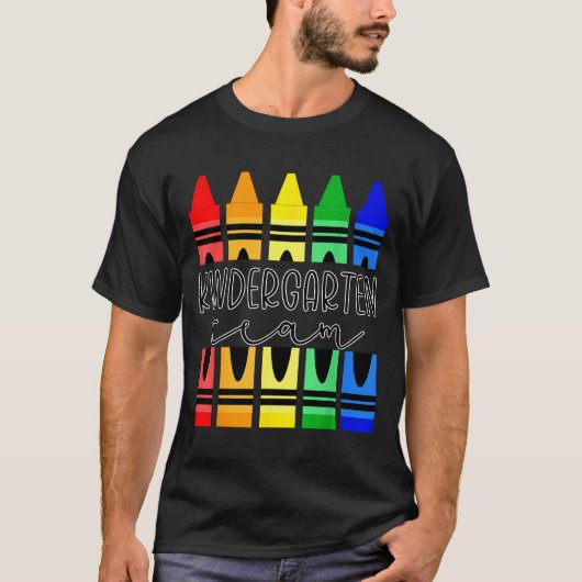 Colorful Crayon Kindergarten Team Tee For Teachers Tシャツ (正面)
