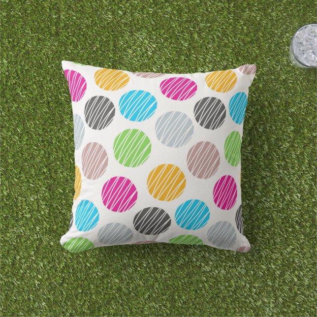 Colorful Dots Throw Pillow アウトドアクッション (芝生)