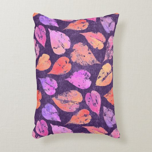 Colorful Fall Leaves On Purple Pattern アクセントクッション (正面(垂直))