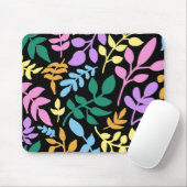 Colorful foliage in black background マウスパッド (マウス)