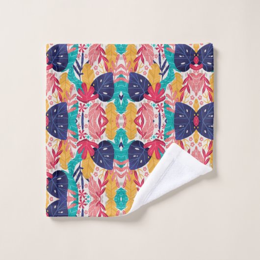 Colorful geometric-patterned towels hang  バスタオルセット (ウォッシュタオル)