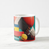 Colorful Geometric Shapes on Red Background コーヒーマグカップ (正面右)