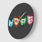 Colorful HOPE Hearts – Inspirational Love Typograp ラージ壁時計 (傾斜)