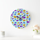 Colorful Tropical Fish Pattern in Blue Sea ラージ壁時計 (ホーム)