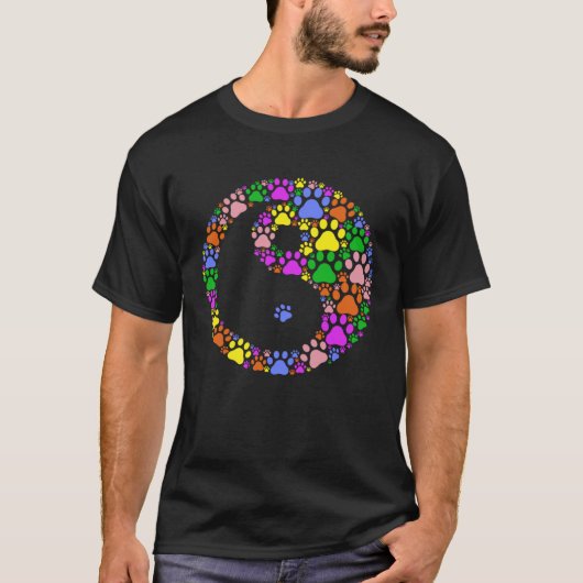 Colourful cat and dog paw prints  Yin Yang Tシャツ (正面)