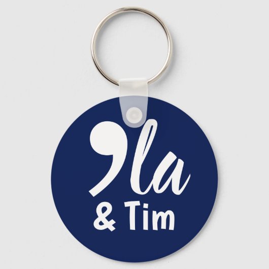 Comma KamalaとTim 2024 キーホルダー (正面)