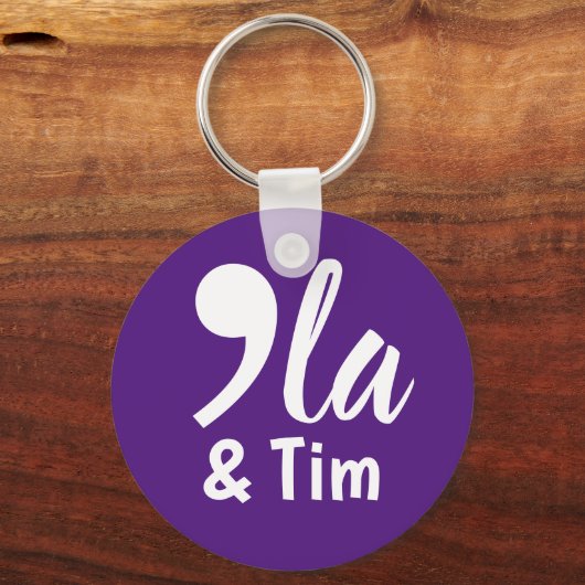 Comma KamalaとTim 2024 キーホルダー (正面)