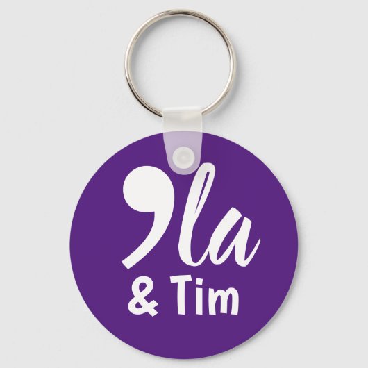 Comma KamalaとTim 2024 キーホルダー (裏面)