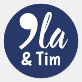 Comma KamalaとTim 2024 ラウンドシール (正面)