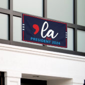 Comma La Kamala Harris 2024 – 大統領のために 横断幕 (ビルの外側)