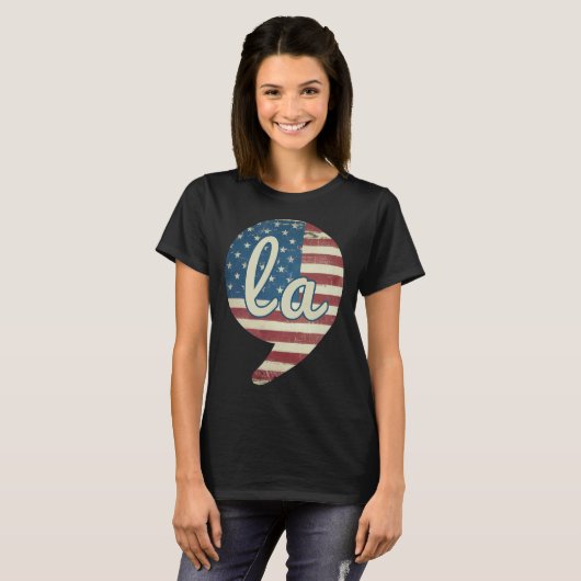 Comma La Kamala Harris American Flag Comma + La Tシャツ (正面フル)