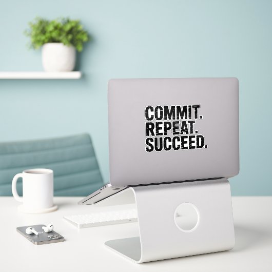 Commit Repeat Succeed - Growth Mindset シール (デスク上のノートパソコン)