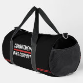 Commitment Over Comfort Gym Duffel Bag ダッフルバッグ (右コーナー)