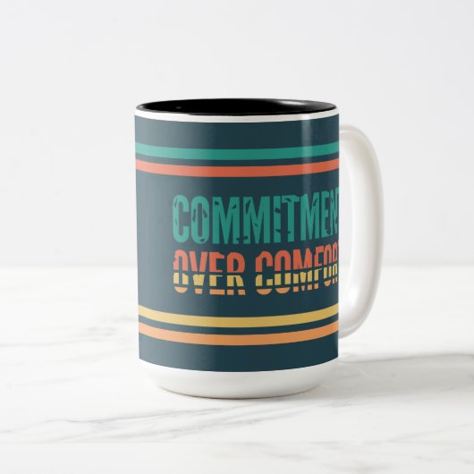 Commitment Over Comfort Retro Motivation Mug ツートーンマグカップ (正面右)