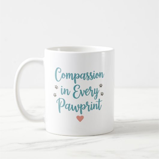 Compassion in Every Pawprint – Vet Tech コーヒーマグカップ (左)