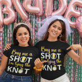 Comprame un Trago estoy atando al Novio Graciosa Tシャツ