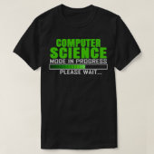 Computer Science Mode In Progress Funny Design Quo Tシャツ (デザイン正面)