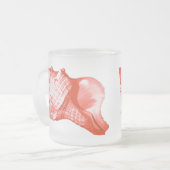 Conchシェルスケッチ – サンゴ、シェルピンクと白 フロストグラスマグカップ (正面左)