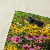 Coneflowersは、注目されたSusansのEchinaceaを黒くします ビーチタオル (インサイチュ)