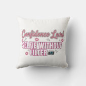 Confidence Level: Selfie Without Filter – Funny Sa クッション (裏面)