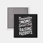 Conservative Moms Social Club Raising Patriots マグネット (正面/裏面)