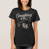 Consistency Is The Key Motivational Tシャツ (正面)