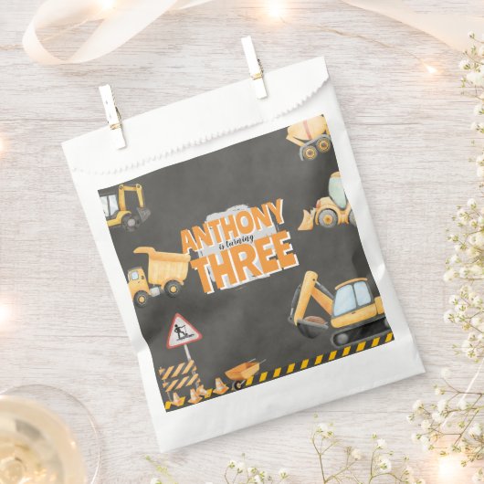 Construction Birthday Invitation フェイバーバッグ (クリップ留めされた状態)