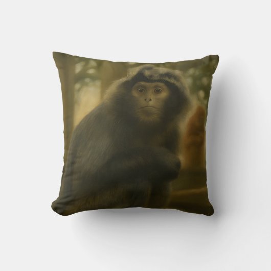 Contemplative Monkey – Serene Wildlife Art クッション (正面)
