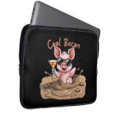 "Cool Bacon" Piglet in Sunglasses ラップトップスリーブ (正面右)