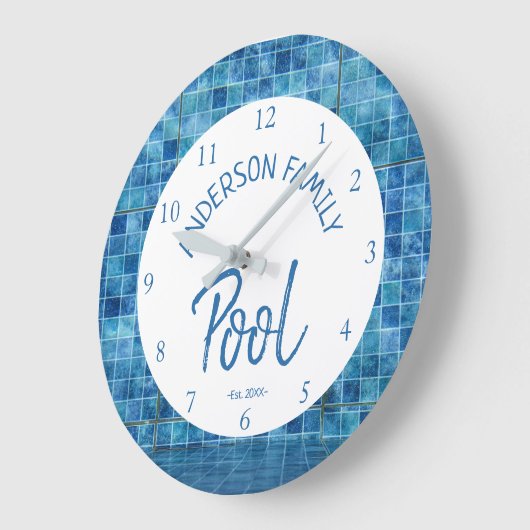 Cool Blue Tile Swimming Pool Family Name cUSTOM ラージ壁時計 (傾斜)