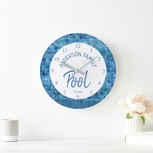 Cool Blue Tile Swimming Pool Family Name cUSTOM ラージ壁時計 (ホーム)