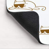 Cool Brown Cat with Sunglasses on White Background マウスパッド (コーナー)