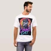 Cool Cat Saxophone – Retro Neon 90s Jazz Cat Desig Tシャツ (正面フル)
